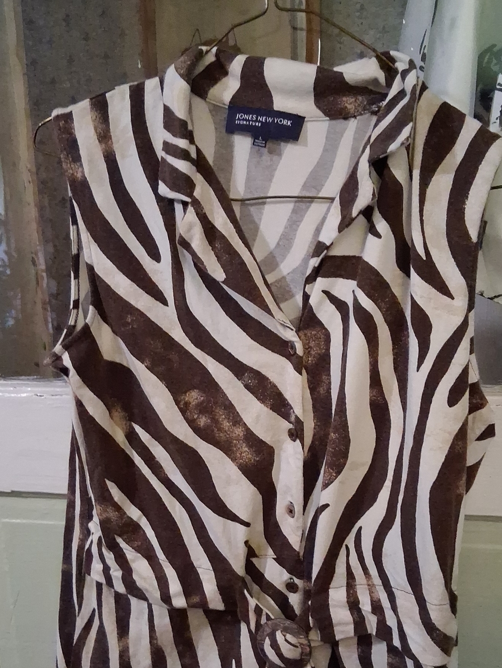 Jones New York Brown and Cream Sleeveless Button-Front Shirt
